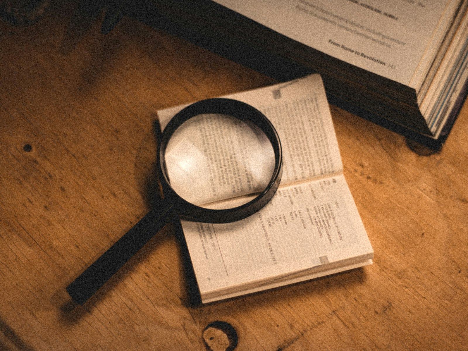 放在攤開書本上的放大鏡