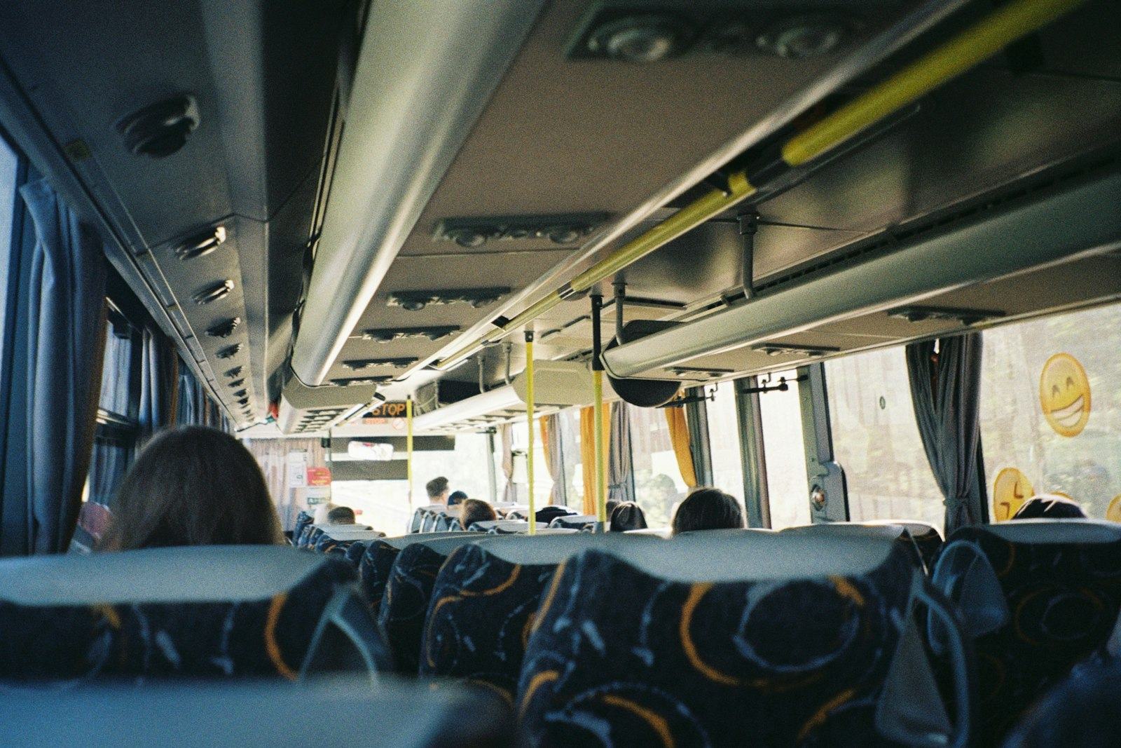 沒有乘客的公車車廂與座椅