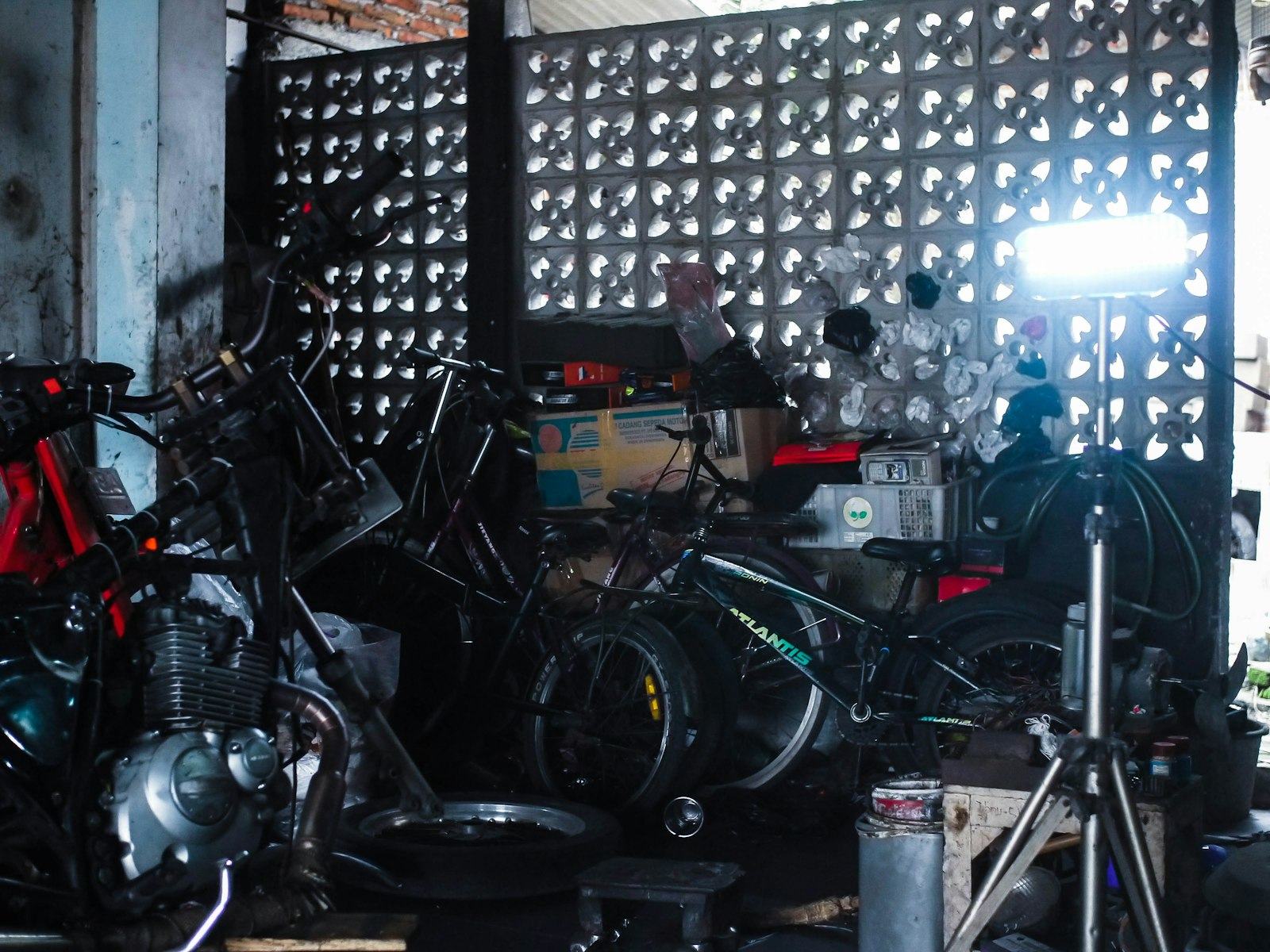 機車維修工作室裡的車輛與零件